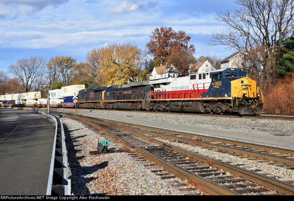 Western Maryland/B&O Heritage unit duo on I158